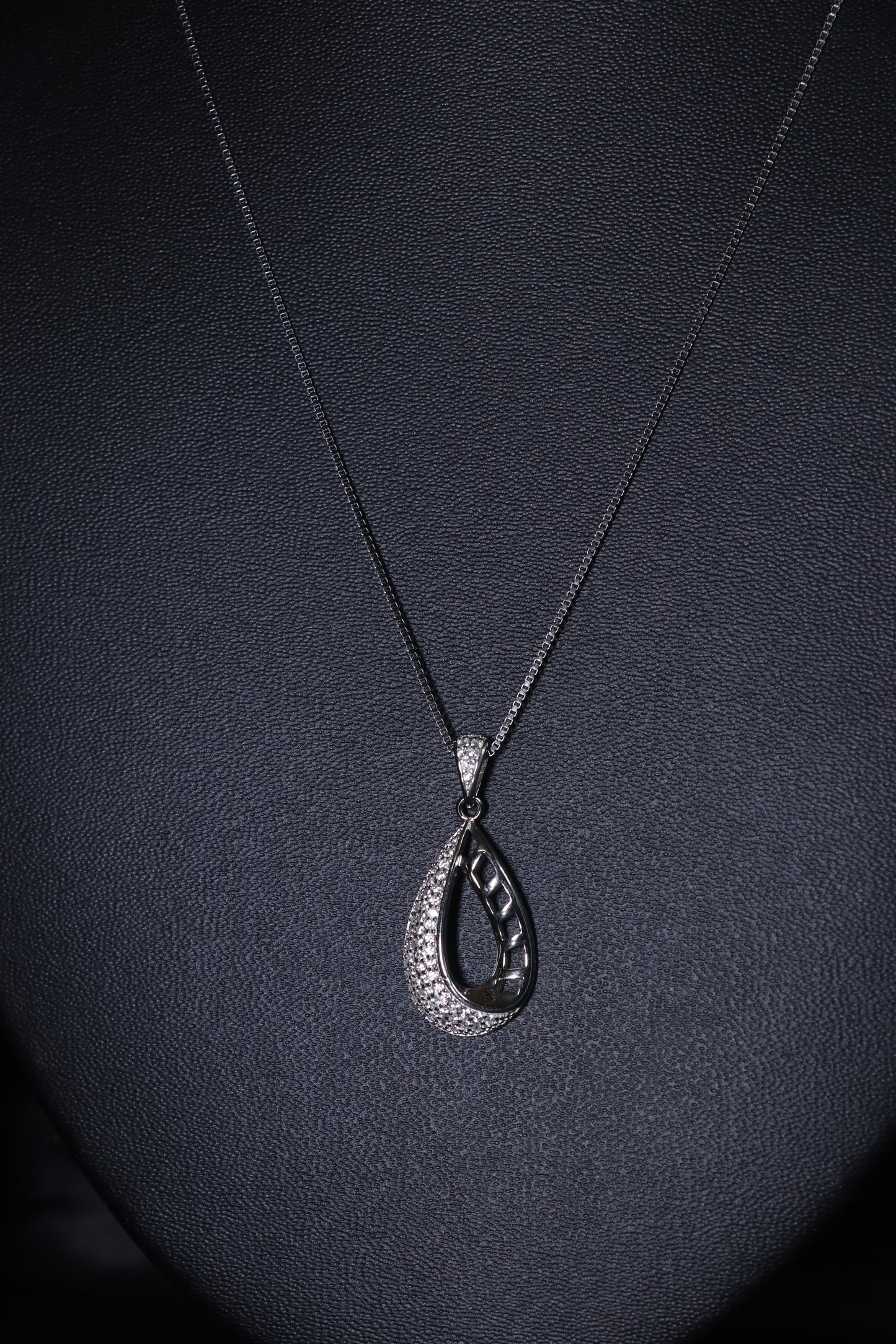 Oval studded 925 Silver Pendant